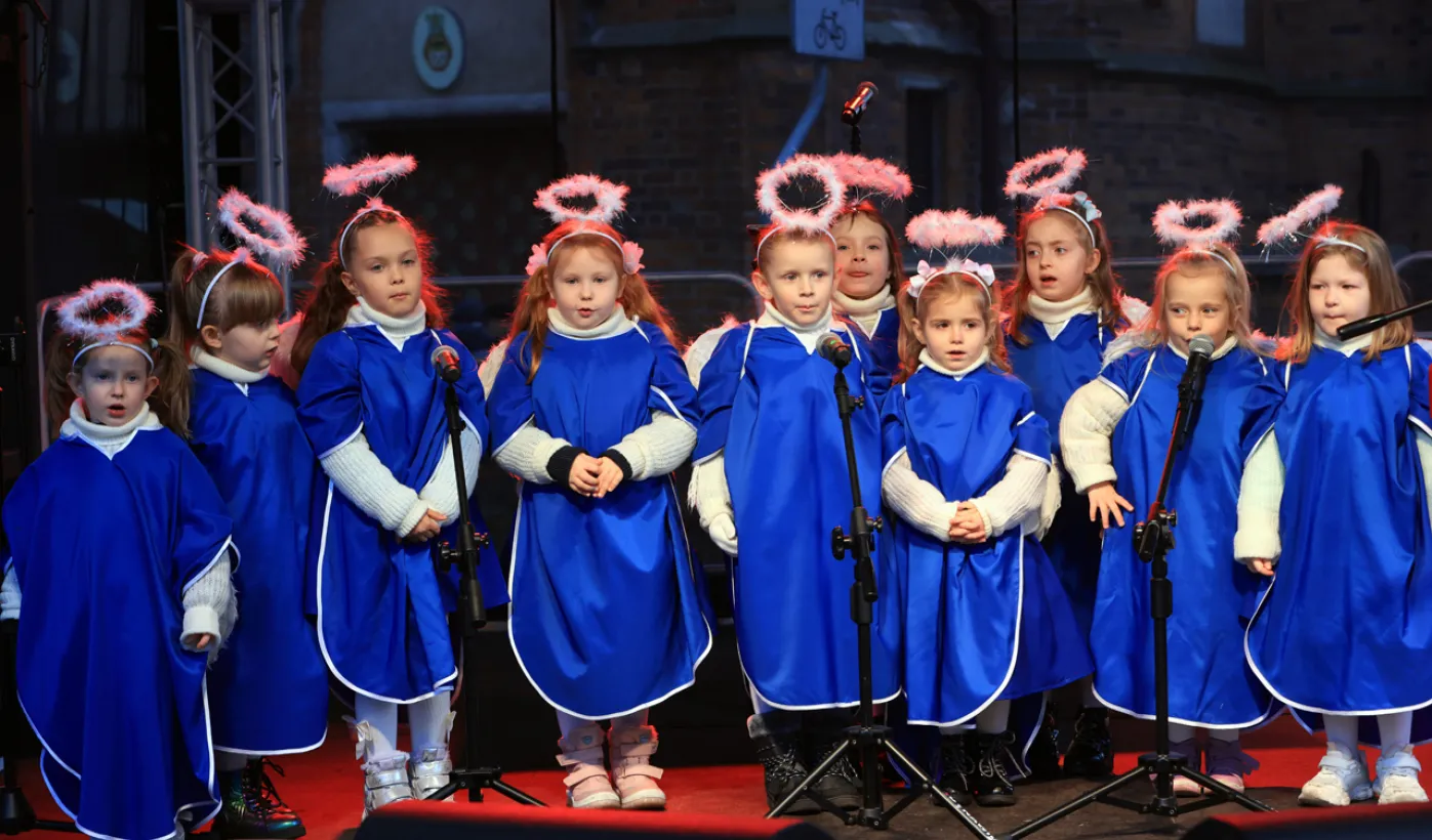 Toruńska starówka wzbogaciła się o kolejnego, siódmego aniołka.