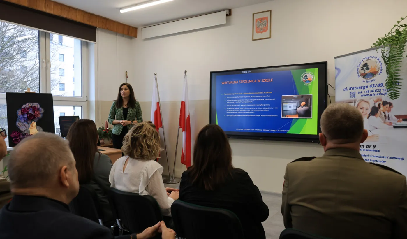 W Zespole Szkół Inżynierii Środowiska otwarto trzecią wirtualną strzelnicę. To kolejny krok miasta w rozwijaniu nowoczesnej edukacji obronnej i proobronnej młodzieży.