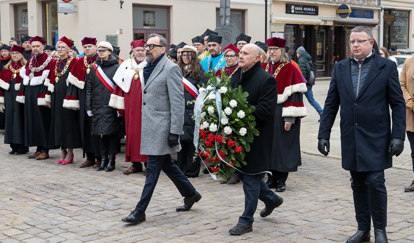 Obchody 553. urodzin Mikołaja Kopernika - złożenie kwiatów pod pomnikiem