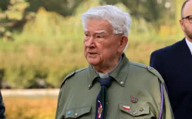 Kwiaty pod pomnikiem ks. Popiełuszki i tablicą Solidarności