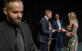 Przemysław Kempiński, w tle wreczenie nagród podczas muzycznej gali