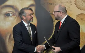 Prezydent Torunia wręcza nominację dyrektorowi SSM Janowi Gesskowi