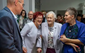 Jubilatka i goście urodzinowej uroczystości