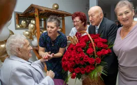Jubilatka i goście urodzinowej uroczystości