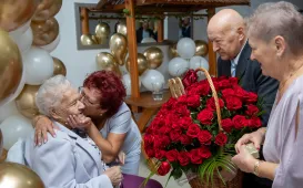 Jubilatka i goście urodzinowej uroczystości