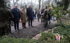 105. rocznica powrotu Torunia do wolnej Polski - złożenie kwiatów