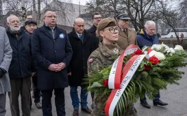 Złożenie kwiatów pod pomnikiem Żołnierzy Niezłomnych