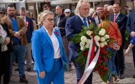 Wiązanki pamięci dla ofiar maja 1982 r.
