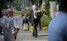 Złożenie kwiatów pod tablicą poświęconą Ludziom „Solidarności” Regionu Toruńskiego, 29.08.2025 r.