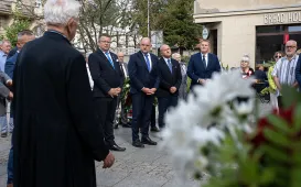Złożenie kwiatów pod tablicą poświęconą Ludziom „Solidarności” Regionu Toruńskiego, 29.08.2025 r.