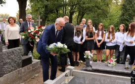 120. rocznica urodzin prof. Wilhelminy Iwanowskiej - złożenie kwiatów