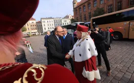 Uroczysta inauguracja roku akademickiego 2025/2026 - złożenie kwiatów