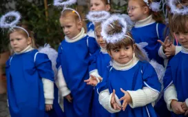 Manekin z anielskim gościem