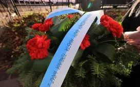 Wiązanki na grobach Honorowych Obywateli Torunia