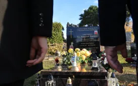 Wiązanki na grobach Honorowych Obywateli Torunia