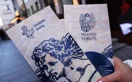 Toruńska starówka wzbogaciła się o kolejnego, siódmego aniołka.