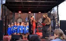 Toruńska starówka wzbogaciła się o kolejnego, siódmego aniołka.