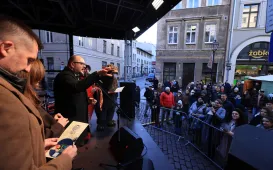 Toruńska starówka wzbogaciła się o kolejnego, siódmego aniołka.
