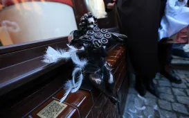 Toruńska starówka wzbogaciła się o kolejnego, siódmego aniołka.