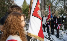 Prezydent Miasta Torunia Paweł Gulewski i Przewodniczący Rady Miasta Torunia Łukasz Walkusz uczcili pamięć Honorowych Obywateli Miasta Torunia składając wiązanki kwiatów na grobach Wandy Szuman i o. Władysława Wołoszyna.