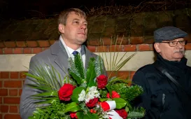 44. rocznica wprowadzenia stanu wojennego – pamięć i hołd złożony przy tablicy na Wałach Sikorskiego 10