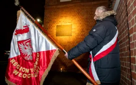 44. rocznica wprowadzenia stanu wojennego – pamięć i hołd złożony przy tablicy na Wałach Sikorskiego 10