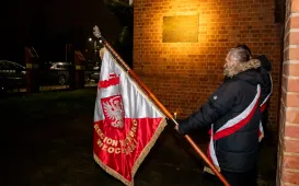 44. rocznica wprowadzenia stanu wojennego – pamięć i hołd złożony przy tablicy na Wałach Sikorskiego 10