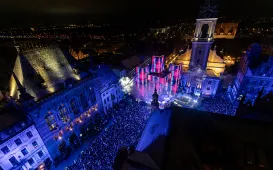 Szacujemy, że w Sylwestrowej Mocy Przebojów uczestniczyło na starówce ponad 20 tys. osób. Ile przed telewizorami? Czekamy na wyniki badań oglądalności.  31 grudnia na Rynku Staromiejskim (po raz drugi) odbyła się Sylwestrowa Moc Przebojów, zorganizowana przez Gminę Miasta Toruń, samorząd województwa kujawsko-pomorskiego i TV Polsat.  Wydarzenie - pomimo większej liczby uczestników niż rok temu - przebiegło spokojnie.  Dla mieszkańców i gości Torunia, a także widzów przed telewizorami zagrali, m.in. Perfect 
