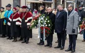 Obchody 553. urodzin Mikołaja Kopernika - złożenie kwiatów pod pomnikiem
