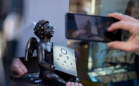 Aniołek prz ul. Szczytej 6 odsłonięty, 2.03.2026