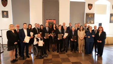Wspólne zdjęcie nowo wybranych radnych i prezydenta