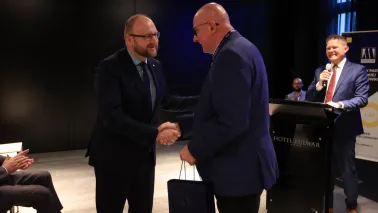 Prezydent Paweł Gulewski wręczył Rafałowi Dutkiewiczowi piernikowe upominki.