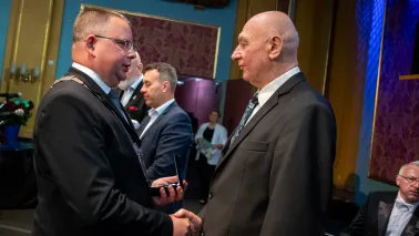 Andrzej Glonek z medalem „Za Zasługi dla Miasta Torunia” na wstędze
