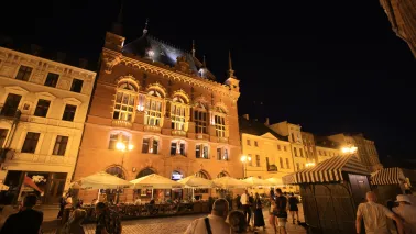 Dwór Artusa nocą