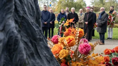 Władze miasta składają kwiaty pod pomnikiem bł. ks. Jerzego Popiełuszki.