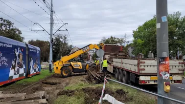 Korytują, układają kruszywo i usuwają kolizje