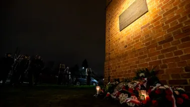 44. rocznica wprowadzenia stanu wojennego – pamięć i hołd złożony przy tablicy na Wałach Sikorskiego 10