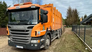 Przymarzające odpady BIO w pojemnikach