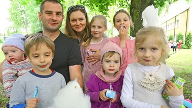 uśmiechnięta rodzina