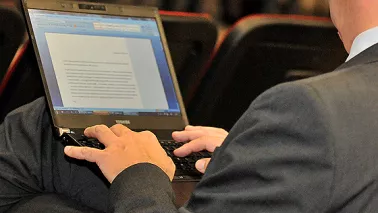 osoba pisząca na laptopie