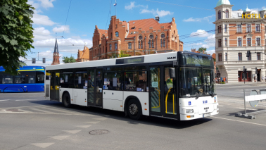 Na zdjęciu: autobus i tramwaj na tle Urzędu Miasta Torunia