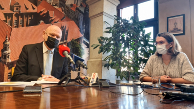 Na zdjęciu prezydent Michał Zaleski oraz rzecznik prezydenta Anna Kulbicka-Tondel siedzą przy konferencyjnym stole