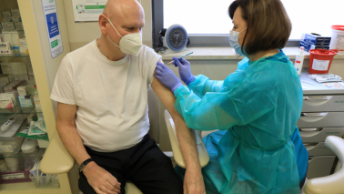 Na zdjęciu: pielęgniarka podaje szczepionkę prezydentowi Michałowi Zaleskiemu