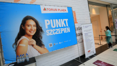 Na zdjęciu baner w centrum handlowym Plaza z napisem punkt szczepień