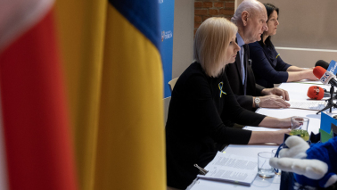 Na zdjęciu: na pierwszym planie flagi: niebiesko-żółta ukraińska i biało-czerwona polska, w tle uczestnicy konferencji