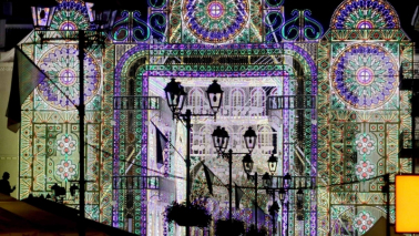 Na zdjęciu ul. Szeroka podświetlona iluminacjami podczas Bella Skyway Festival