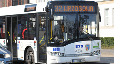 Na zdjęciu: autobus jadący po ulicach miasta