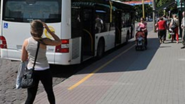 Na zdjęciu: ludzie wsiadający do autobusu