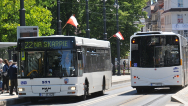 Na zdjęciu autobus linii 22 z flagami Polski