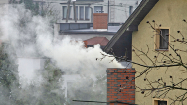 Na zdjęciu: dym ulatniający się z komina